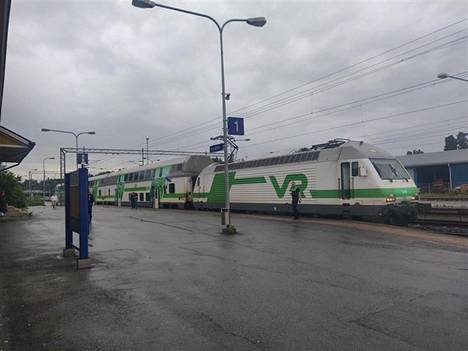 Poriin matkalla ollut juna joutui pysähtymään Kokemäellä Harjavallan kemikaalionnettomuuden vuoksi. Matkustajat pääsivät jatkamaan matkaa bussikyydillä.