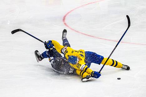 Jäähileet lensivät, kun Mikko Rantanen ja Jacob de la Rose kaatuivat maanantai-illan pelissä. Rantanen on kuvaillut areenan jäätä pehmeäksi.