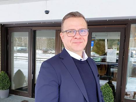 Kokoomuksen puheenjohtaja Petteri Orpo ehti kiireiltään lauantaina 11. helmikuuta myös Valkeakoskelle, jossa järjestettiin paikallisen ehdokkaan Pauli Kiurun vaaliseminaari.