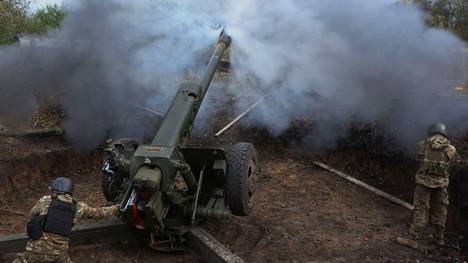 Ukrainalaissotilaat ampuivat D-30-haupitsilla kohti Venäjän joukkoja Harkovan alueella keskiviikkona.