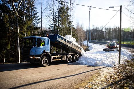 Tampere valittiin vuoden hiihtokaupungiksi. Kuvassa Kaupin laduille levitetään säilöttyä tykkilunta 22. marraskuuta 2021.