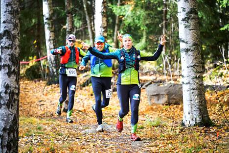 Annika Halkosaaren (edessä), Janne Kataisen ja Ari Alanderin tunnelmat olivat korkealla, vaikka matkaa oli jo reilusti takana.