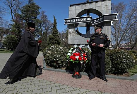 Mustanmeren laivaston veteraani Sergei Gorbatšov ja ortodoksipappi osallistuivat veteraanien järjestämään seremoniaan, joka järjestettiin Mustallamerellä uponneen Moskva-ohjusristeilijän muistoksi Sevastopolissa Krimillä perjantaina.
