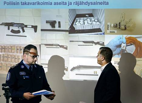 Rikosylikomisario Toni Sjöblom ja erikoistutkija Eero Pietilä kertoivat kyseessä olevan Suomen ensimmäinen äärioikeistoon linkittyvä terrorismitutkinta.