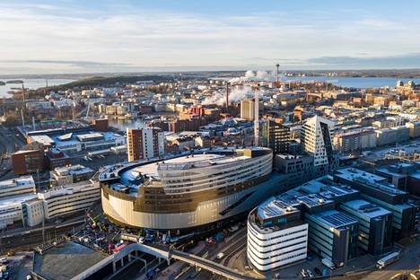 Tampereen keskustassa majoittumisesta voi Nokia-areenassa pelattavien jääkiekon MM-kisojen aikaan joutua maksamaan jopa tuhansia euroja. Kuvassa Nokia-areenan ympäristöä marraskuussa 2021.