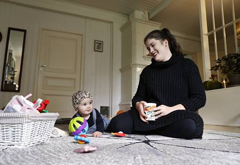 Taiteilija Sari Porttila hoitaa äitiyslomalla puolivuotiasta Aunea. Hänen viime kuukausiinsa on mahtunut muutto Laviaan ja yksityisnäyttely Sastamalassa. ”Avajaisten jälkeen lähti kymmenen kiloa harteilta”, hän toteaa.