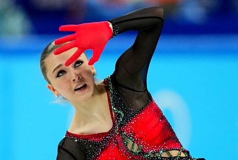 Kamila Valijeva tähditti Venäjän olympiaurheilijoiden joukkuetta, joka voitti joukkuekilpailun maanantaina ennen Yhdysvaltoja ja Japania.