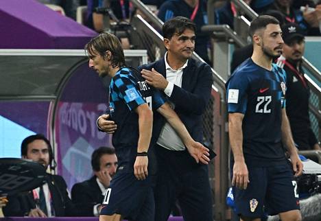 Kroatian päävalmentaja Zlatko Dalić (keskellä) piti Argentiina-välierän rangaistuspotkutuomiota halpana ja helppona. Dalić kiittää vaihtoon tullutta Luka Modrićia (vasemmalla).
