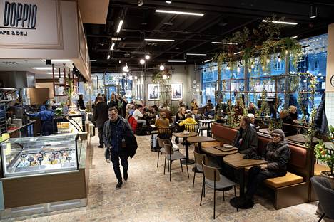 Italialaistyylinen kahvila Bacaro Doppio on ollut hetken auki tavaratalon ensimmäisessä kerroksessa. Kahvilan kylkeen, Hämeenkadun ja Kuninkaankadun kulmaan, tulee kesällä terassi.