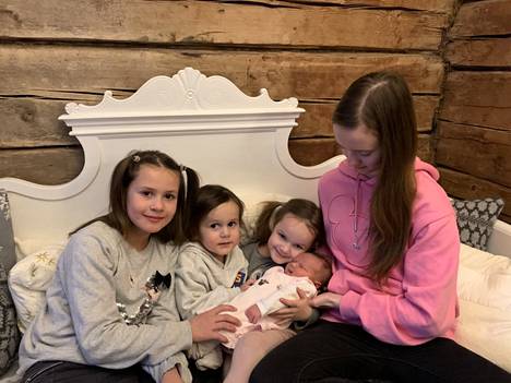 Sastamalan vuoden ensimmäinen vauva sai lämpimän vastaanoton kotona, kun vastassa olivat sisarukset Matilda, Sisu, Vilma ja Aada.