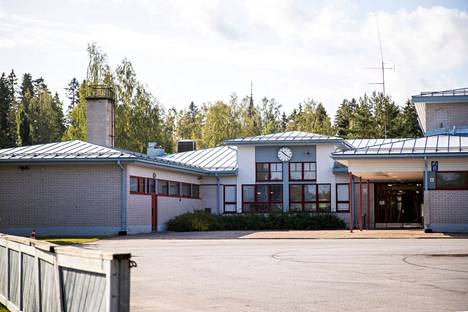 Jämijärven 1968 rakennettu, nykyisin homeongelmaiseksi todettu keskuskoulu seisoo vielä paikallaan. Nyt sen paikalle aiotaan rakentaa ulkoliikuntapaikka.