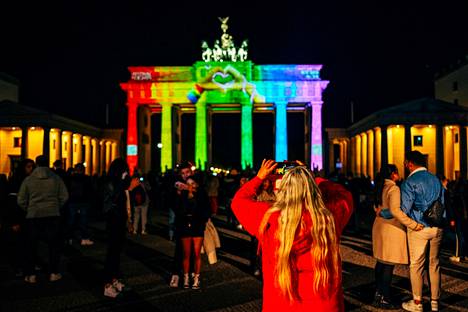 Brandenburgin portti kylpi valoissa monien muiden kohteiden tavoin Berliinin valofestivaalilla.