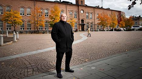 Tampereen talousjohtaja Jukka Männikkö kuvattiin Frenckellin myytävän kiinteistön edustalla 23.9.2021.
