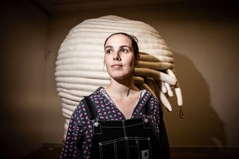 Vuoden nuori taiteilija Emma Jääskeläinen työstää kiveä, mutta myös suomenlampaan villa käy materiaaliksi. Kova kivi saa teoksissa pehmeät muodot kun taas pehmeä villa kovettuu.