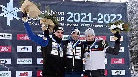Jämin Jänne otti historiallisen kolmoisvoiton Imatran normaalimatkan kilpailussa. Podiumilla tuulettamassa Markus Vuorela, Ristomatti Hakola ja Lauri Lepistö.