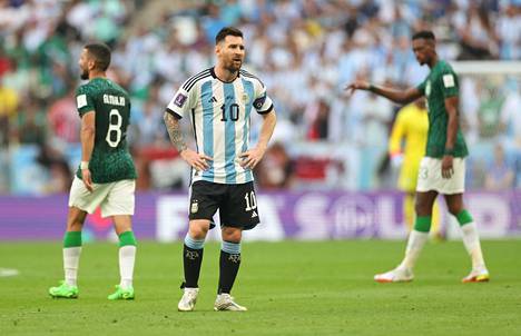 Argentiinan ja Saudi-Arabian ottelu ei Tarmo Lyytikäistä kiinnostanut tiistaina. Hän suunnitteli menevänsä pelin alkaessa kauppaan ostamaan lasagnetarpeita. Lionel Messin (kuvassa keskellä) Argentiina hävisi 1–2.