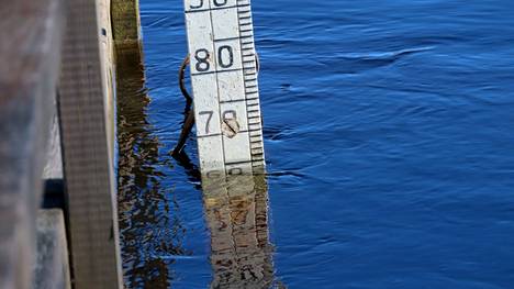 Päivän kuvan lähettänyt lukija pohtii, että vedenkorkeus saattoi olla lauantaina 6. toukokuuta korkeimmillaan Keurusselällä. Kuva on otettu Koskelanlammen mittauspisteeltä Mäntän tehtaan edustalta.