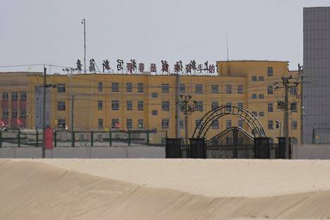 Arkistokuvassa Kiinan väitetty muslimivähemmistöjen vankileiri Xinjiangin aluella.