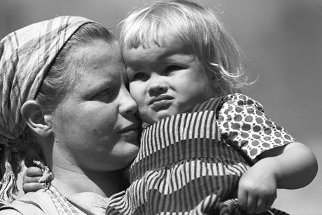 Nainen ja pikkutyttö Karkussa 1962. 
