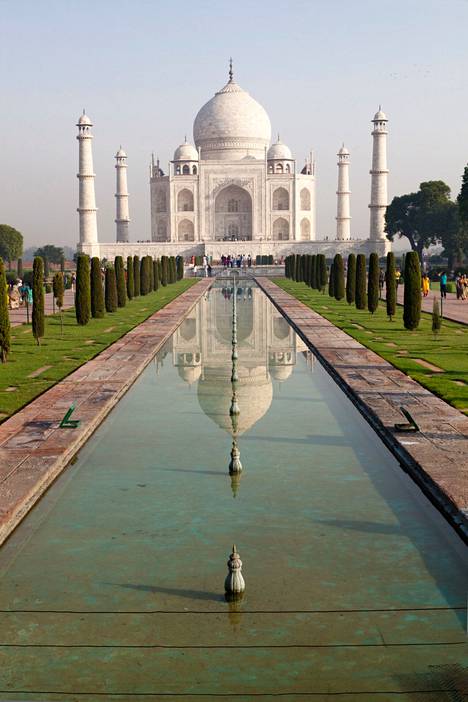 Intiassa sijaitseva Taj Mahal on Shaahi Jahanin käsykstä rakennettu mausoleumi. 