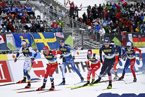 Parisprintti jätti vaisun kuvan Suomen hiihtojoukkueen kunnosta. Niilo Moilanen (4) jäi kärjestä, samoin toista osuutta hiihtänyt Joni Mäki.