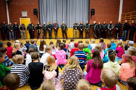 Motoristit koulukiusaamista vastaan ry on vieraillut useissa kouluissa puhumassa koulukiusaamisesta. Tämä kuva on otettu Ylöjärvellä Vuorentaustan koulussa vuonna 2014.