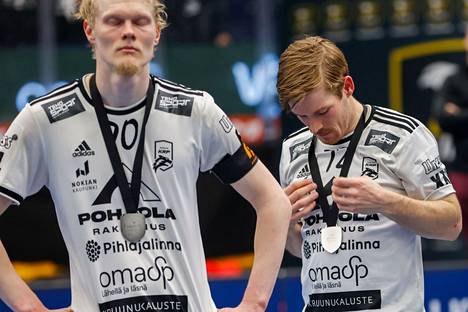 Hopeaa kaulaan: KrP:n Joona Rantala (vasemmalla) ja Henri Johansson joutuivat nieleskelemään pettymystä.
