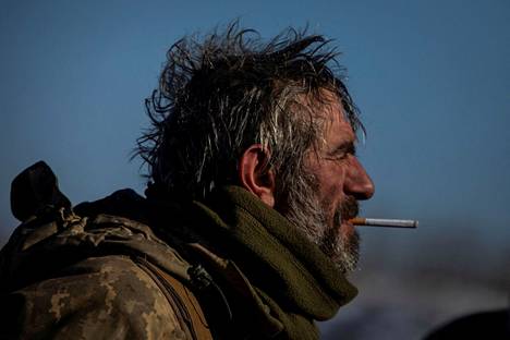 Ukrainalainen sotilas polttamassa tupakkaa lähellä sodan etulinjaa Donetskin alueella keskiviikkona 8. helmikuuta.