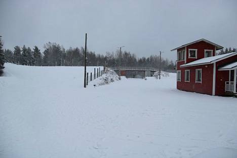 Lunta tuprutti taivaalta lupaavasti torstaina Kalpakan maisemissa.