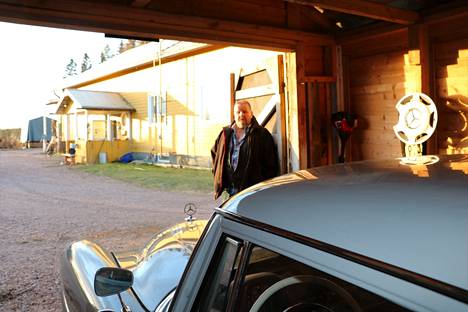Jussi Aaltonen harrastaa klassikkomersuja. Kuvan kaunotar, c-sarjan Mercedez-Benz 160, on ollut mukana muun muassa kotimaisessa Rentun Ruusu -elokuvassa.