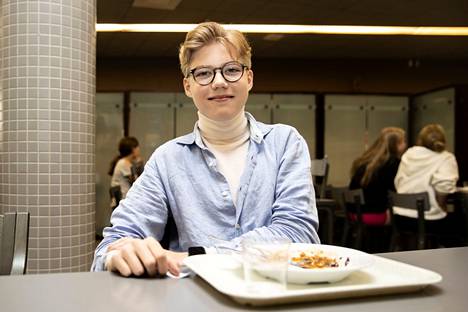 Ylöjärven yhtenäiskoulun 9a-luokan oppilas Alex Wilska arvioi, että vaikka elintarvikkeiden hinnat jatkaisivat nousuaan, se ei tule näkymään koululaisten lautasilla. Wilska arvioi, että koululaisten ruokaan löytyy rahaa, vaikka hinnat jatkavat nousuaan. 