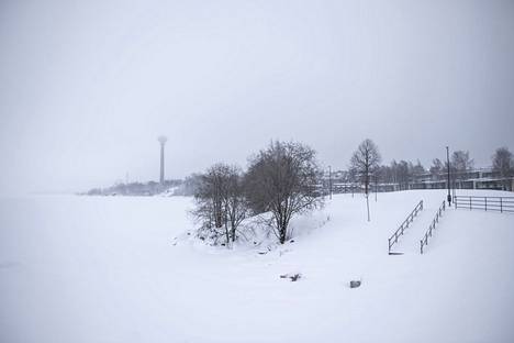 Tampereen maisema oli maanantaina hyvin talvinen. Kuva on otettu Onkiniemestä.