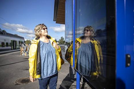 Katriina Mäkeläinen matkustaa junalla Tesomalta Tampereella kolmesta neljään kertaan viikossa. Torstaina hän oli katsonut junan väärin, ja matkusti sitten kuitenkin bussilla. Mäkeläinen sanoo, että juna on bussia nopeampi ja väljempi.