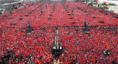 Presidentti Recep Tayyip Erdoğanin vaalitapahtumaan osallistui valtava joukko ihmisiä 7. toukokuuta Istanbulissa. Jotkut kannattavat presidentti Erdoğania samanlaisella intohimolla kuin jalkapallojoukkuetta, arvioi tutkija.