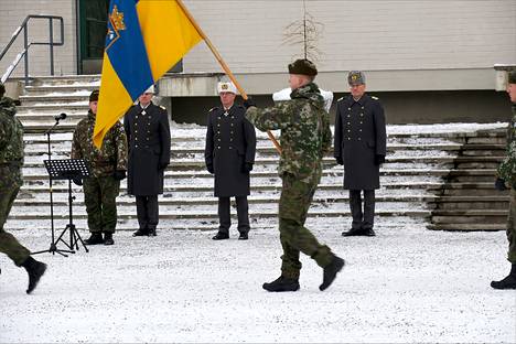 Prikaatikenraali Vesa Valtonen (keskellä)       siirsi Porin prikaatin komennusvastuun eversti Jami Virralle (oikealla).