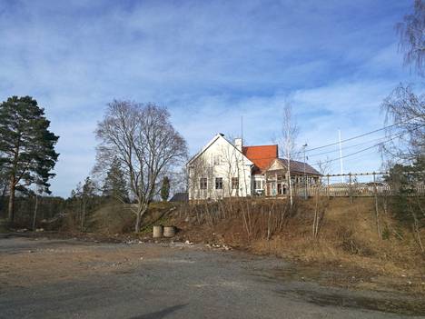 Merimaskun kirkonkylään kaivataan lisää pysäköintipaikkoja. Etualalla on puretun kaupan tontti ja taustalla näkyy Merimaskun entinen kunnantalo.