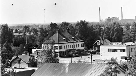 Näkymä Harjavallankadun ja Siltatien risteykseen 1980-luvulla. Vasemmalla näkyy vielä Koiviston liiketalo, jonka tilalle rakennettiin myöhemmin Citykulma. Oikealla valtion virastotalo.
