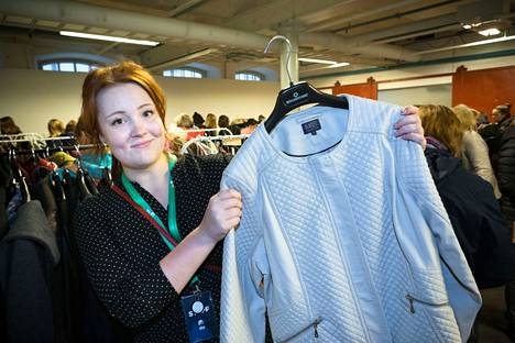 Ekokumppanien projektipäällikkö Sanni Kouhi esittelee mallikelpoista kierrätysvaatetta. Vaatteiden pitää olla siinä kunnossa, että ne kehtaisi lahjoittaa lähimmälle ystävälle.