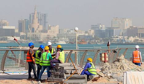 Siirtotyöläiset rakensivat katua Qatarin Dohassa toukokuussa.