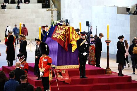 Kuningatar Elisabetin lapsenlapsen vartioivat ja pitivät hiljaisen hetken kuningattaren arkun luona Westminster Hallissa lauantaina 17. syyskuuta illalla. Kuningattaren hautajaiset pidetään maanantaina 19. syyskuuta. 