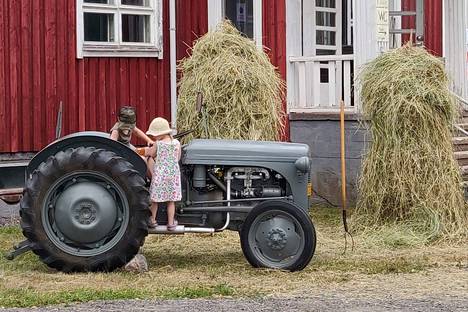Vuonna 2021 ensimmäistä kertaa järjestetyillä Heinäpäivillä kävijöitä ilahdutti myös Harmi-traktori. Traktori on tuodaan tapahtumaan myös tänä vuonna.