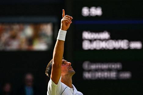Ykkössijoitettu Novak Djokovic raivasi brittiyleisön suosikin Cameron Norrien tieltään.