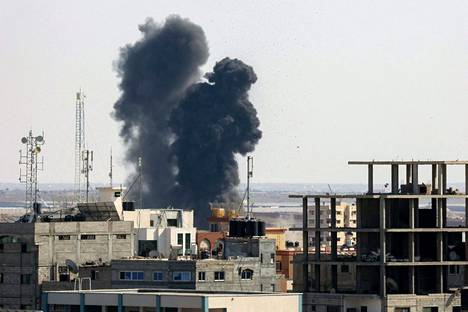 Savu nousi rakennuyksesta Israelin ilmaiskun jälkeen Rafahin kaupungissa Gazassa sunnuntaina 7. elokuuta.