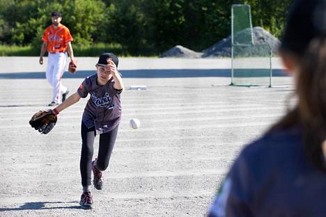 Tampere Tigersilla on baseballin lisäksi softballjoukkue ja junioritoimintaa. Junioritoiminnassa mukana oleva Julia Niemi heittää palloa siskolleen Jenna Niemelle. Taustalla isä Juha-Pekka Niemi.
