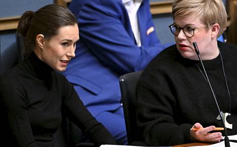 Pääministeri Sanna Marin ja valtiovarainministeri Annika Saarikko eduskunnan täysistunnossa Helsingissä 9. marraskuuta. 