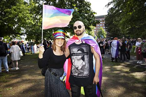 Tamperelaiset Aino Tiainen ja Juho Tiainen osallistuivat Tampereen pride-marssille ensimmäistä kertaa. He toivoivat, että seksuaali- ja sukupuolivähemmistöjä käsiteltäisiin nykyistä enemmän kouluopetuksessa ja että vähemmistöt näkyisivät myös historiankirjoituksessa.