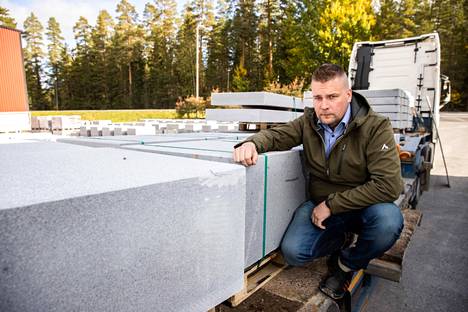 Tampereen Kovakiven kaikki kiven sahaamiseen, leikkaamiseen ja pintakäsittelyyn tarvittavat koneet käyvät sähköllä. Yrityksellä kuluu vuodessa lähes miljoona kilowattituntia (kWh) sähköä.
