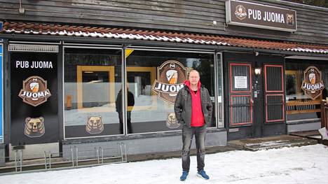 Pub Juoman ulkoteippaukset ovat jo valmiina, ja perjantaina kello 16 myös pubin sisätilat ovat valmiit ottamaan asiakkaat vastaan. Yrittäjä Petri Rastaalla on Jyvässeudulla kokemusta jo yhden ruokaravintolan ja kahden pubin pyörittämisestä.