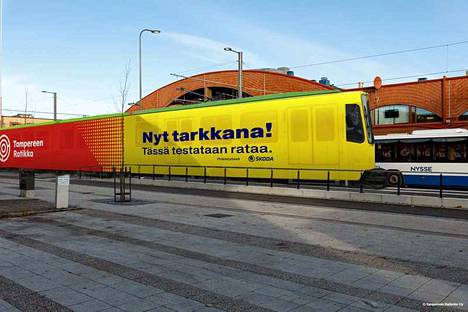 Ratikka muuttuu Tampereella punakeltaiseksi testivaunun teippauksilla.
