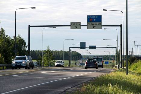 Onnettomuus sattui kakkostien ja Ruskilantien-Ruskilankadun risteyksessä, kun henkilöauto oli ylittämässä valtatietä. 